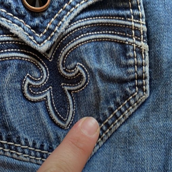 ROCK REVIVAL CUTOFF JEAN SHORTS Size 28 - Picture 3 of 10